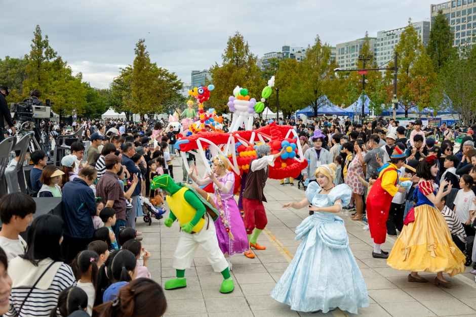 과일을 키친타월로 감싸고 투명 랩으로 밀착 포장한 뒤 지퍼백에 넣는 단계별 모습